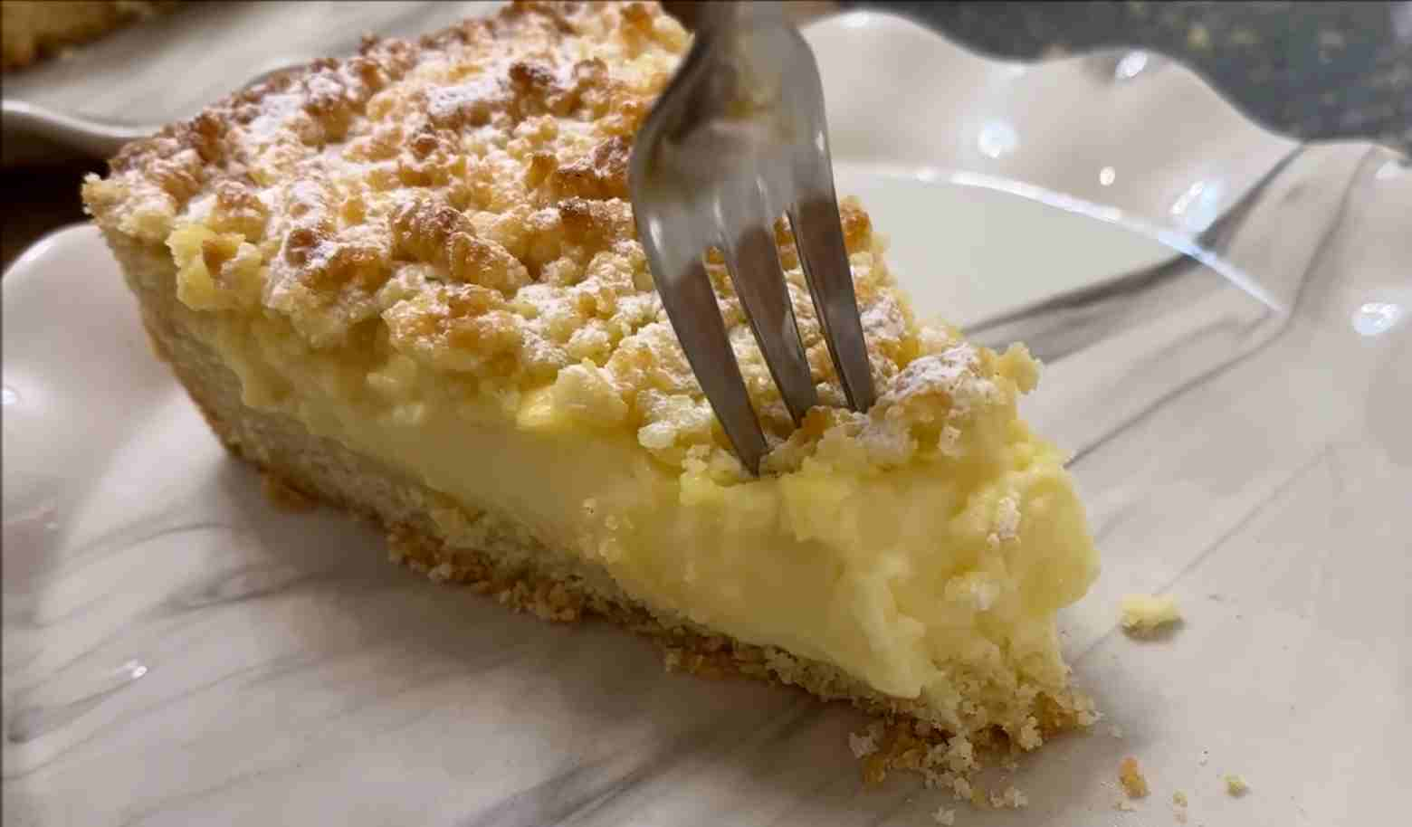 Prăjitură fantastice cu firimituri și budincă de vanilie