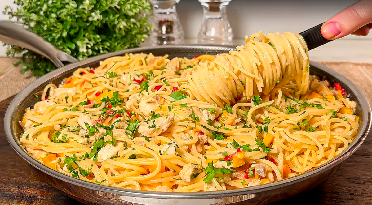 Spaghete cu pui și sos cremos: Rețetă simplă și delicioasă