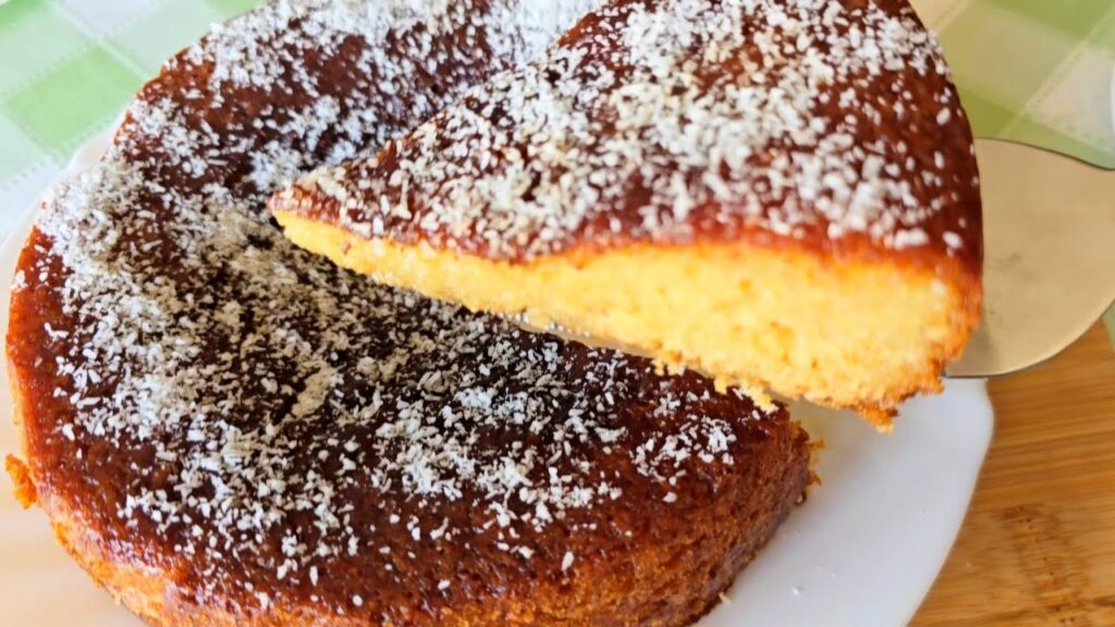 Chiar dacă țin o dietă strictă, îmi permit din când în când o felie din acest tort cu cocos și lămâie: la micul dejun dispare în clipă!