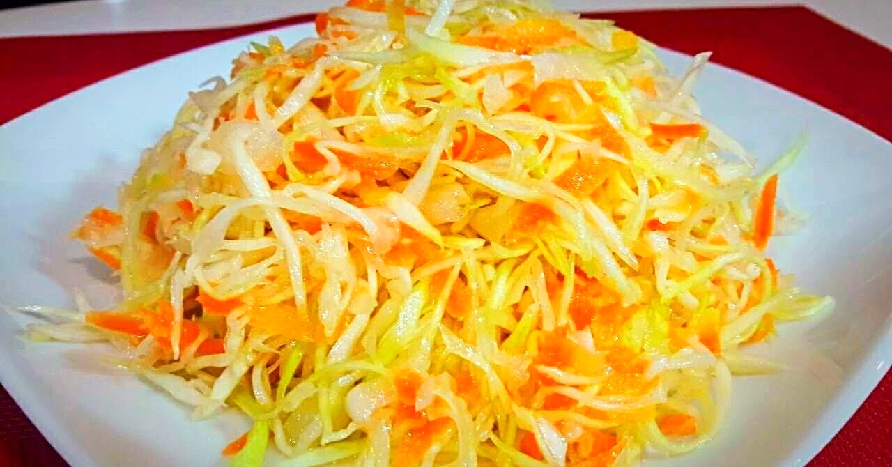 Salată rapidă de varză cu oțet și morcov: Bombă vitaminizantă răcoritoare (fără maioneză)!