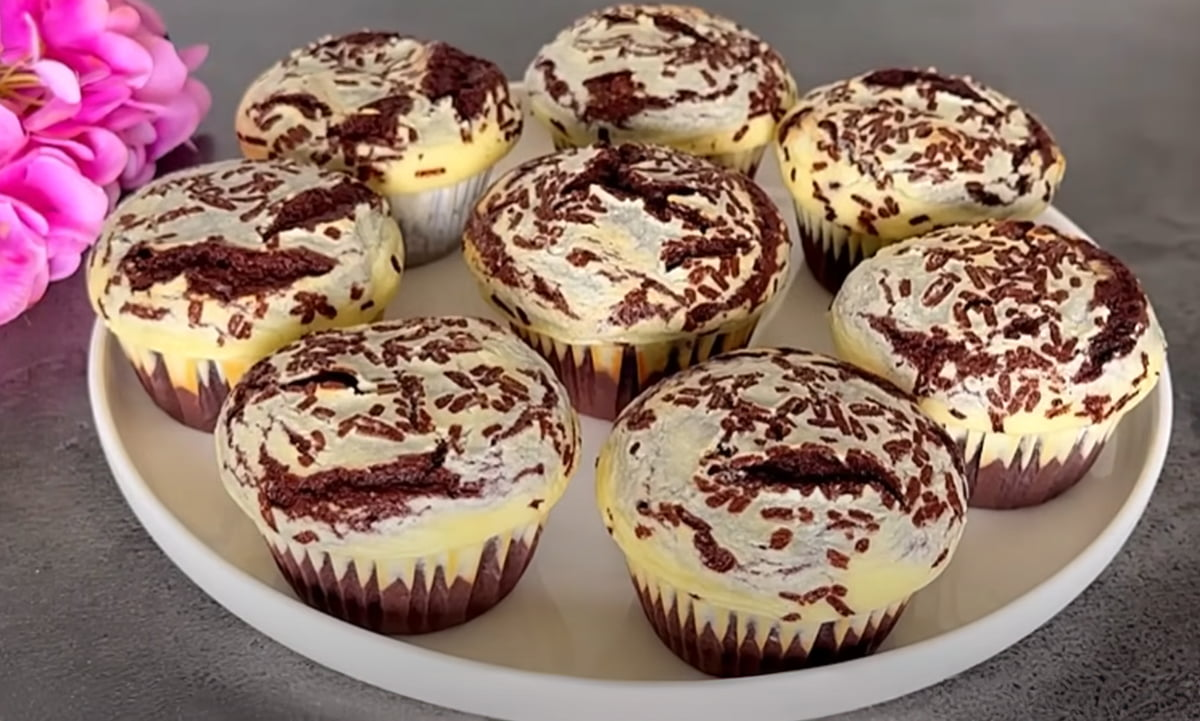 Brioșe bicolore uimitor de fine cu ciocolată: Pufoase și gata rapid