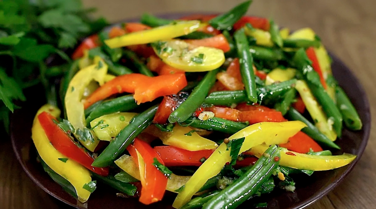 Fasole verde rapidă și delicioasă cu ardei în stil asiatic: Rețetă pentru o salată ușoară