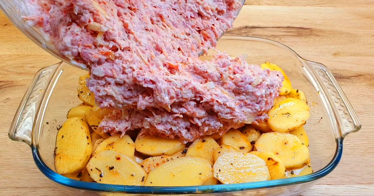 Cartofi copți divinați cu carne tocată și roșii cherry: Prânz sau cină, care nu dezamăgește!