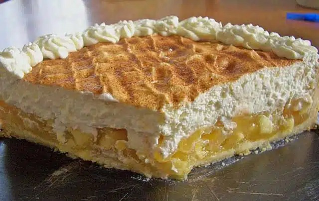 Rețetă delicioasă de prăjitură cu mere și smântână fermentată