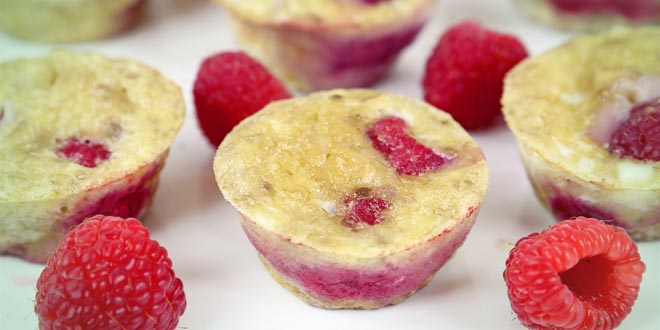 Simplu, sănătos și rapid: brioșe din banane și zmeură (Video)