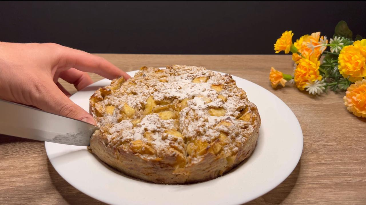 Plăcintă sănătoasă din fulgi de ovăz cu mere: Tot doar amestec și pun la copt!