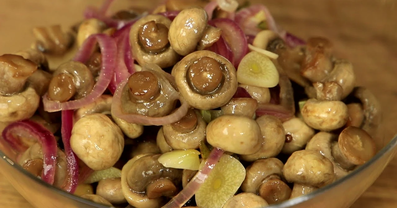 Cele mai bune ciuperci marinate rapide: Această REȚETĂ o să-ți placă cu carne și la petrecere!
