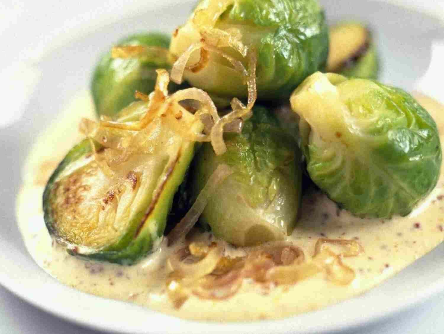 Varză de Bruxelles în sos de muștar cu cremă de brânză proaspătă