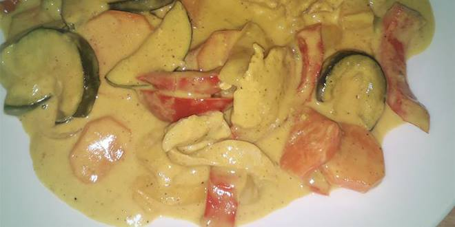 Pui cu curry și legume colorate