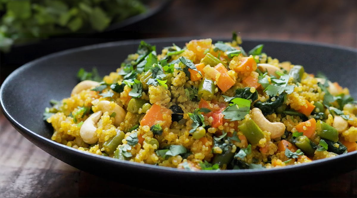 Salată de legume cu quinoa bogată în proteine: Potrivită nu doar pentru vegani!