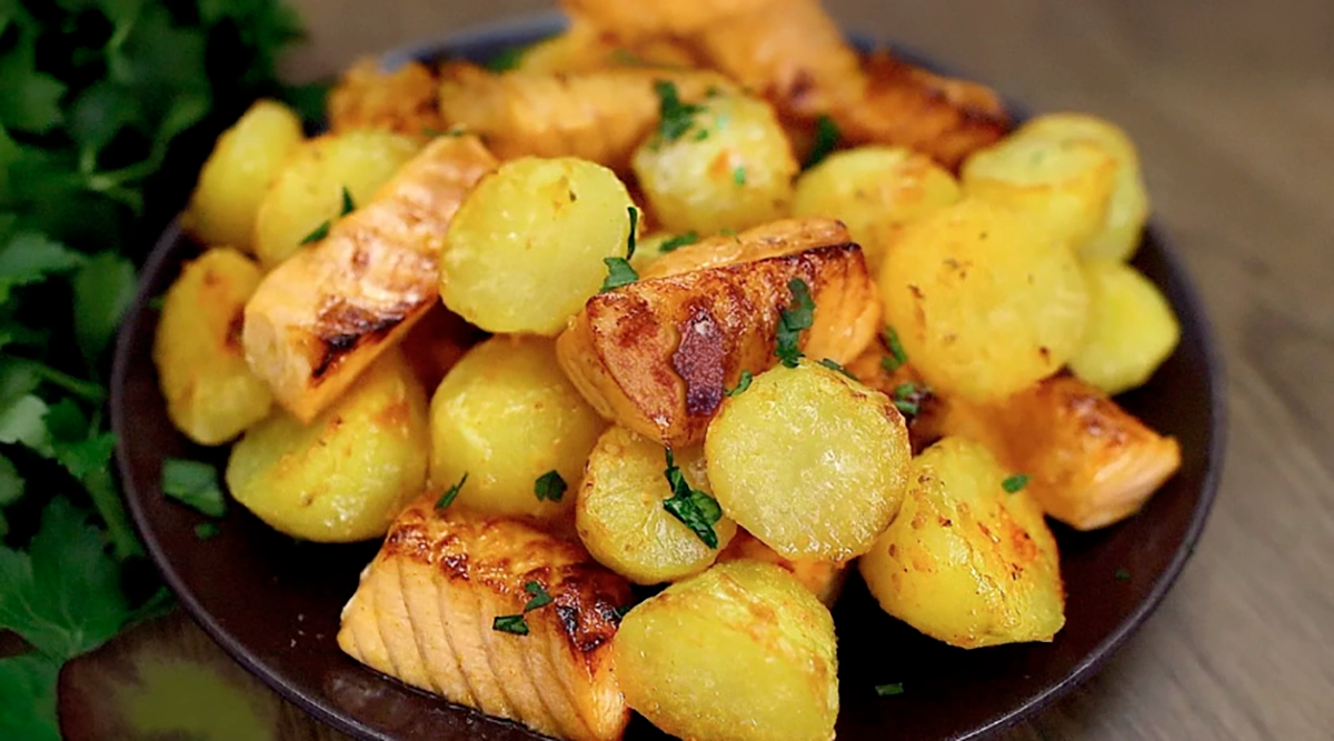 Cartofi copți cu somon: Rețetă simplă pentru o cină sănătoasă