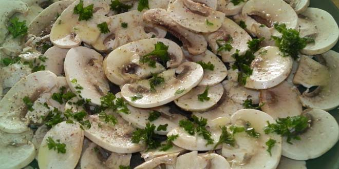 Carpaccio de ciuperci cu vinaigretă de cafea și vanilie