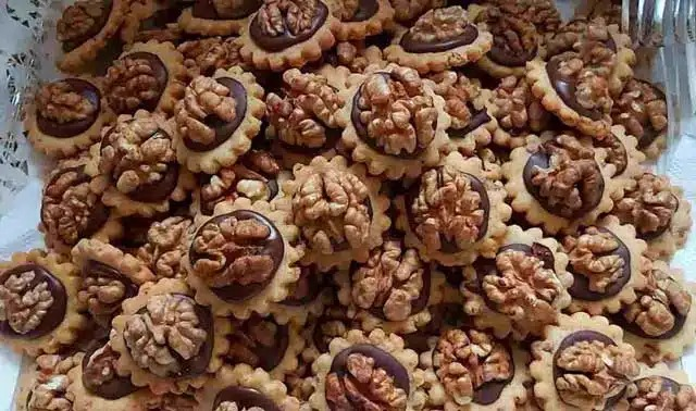 Prăjiturele Ischler cu umplutură de nuci rețetă