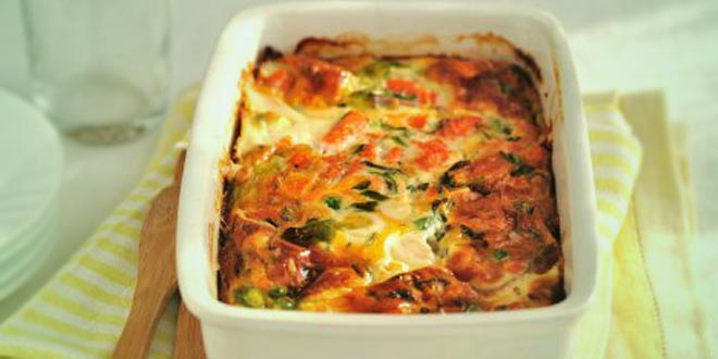 Gratin cu carne tocată de vită, conopidă, dovlecei și ceapă verde – Low-Carb