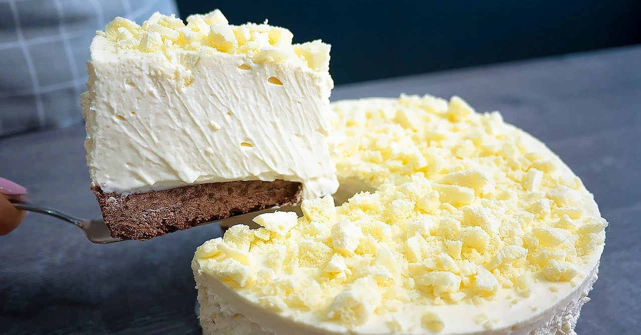 Tort nesărat cu ciocolată albă și cremă de frișcă: Desert divin fără gelatină!