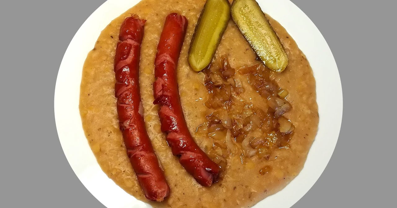 Piure de năut ca de la mama: Cremos, fără mixare, cu ceapă crocantă și cârnat.