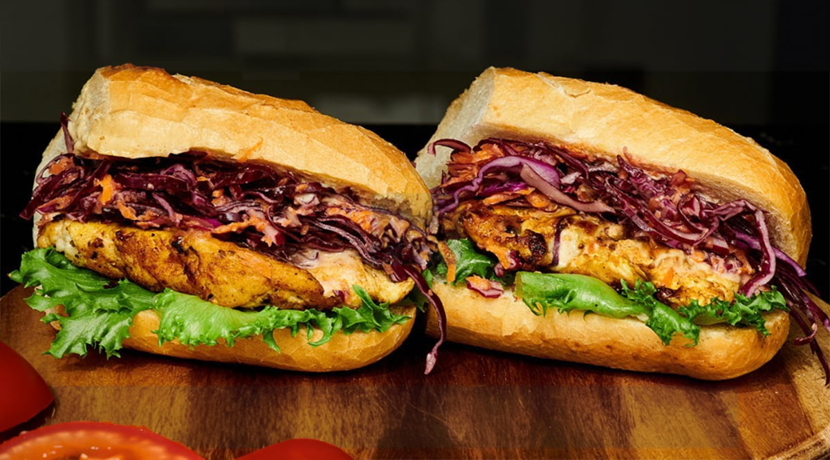 Sendviș cu pui și salată: gata în 5 minute!