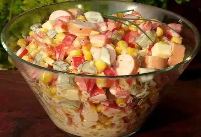 Salată de cârnați cu ardei și porumb – rețetă