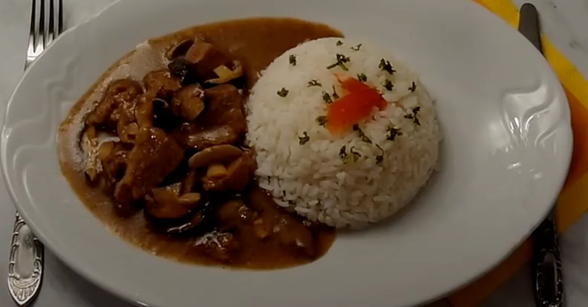 Cel mai bun porc cu ciuperci: REȚETĂ pentru o carne suculentă care nu dezamăgește niciodată!