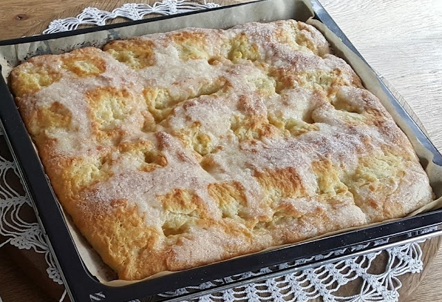 Blech Butterkuchen se traduit en roumain par :  
Prăjitură cu unt la tavă