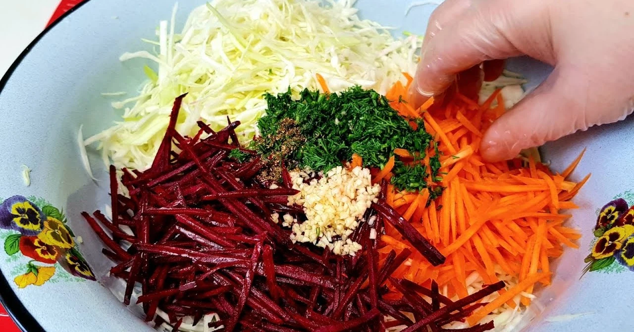 REȚETĂ DE TOP: Salată super sănătoasă de varză cu sfeclă roșie – ușoară și plină de savoare!