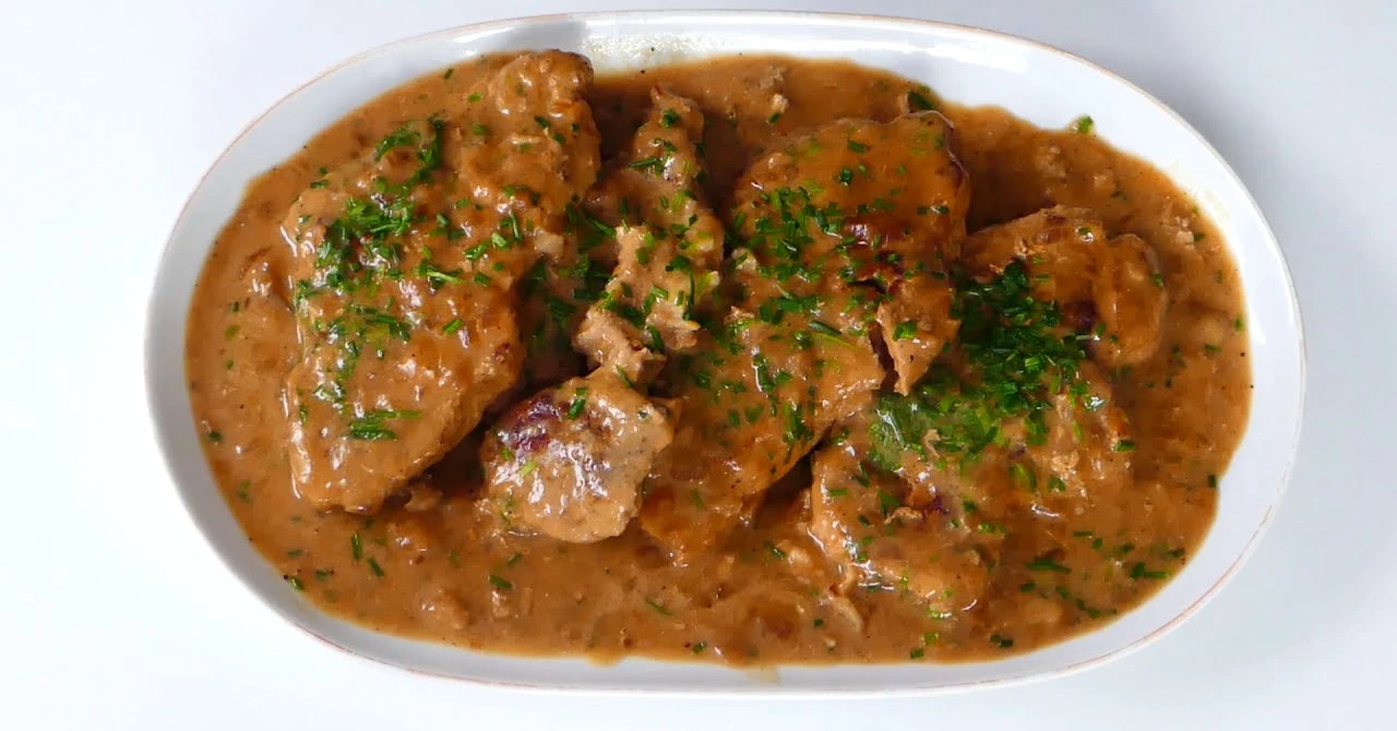 Cel mai bun mușchi de porc cu ceapă: REȚETĂ pentru carne suculentă în sos propriu!