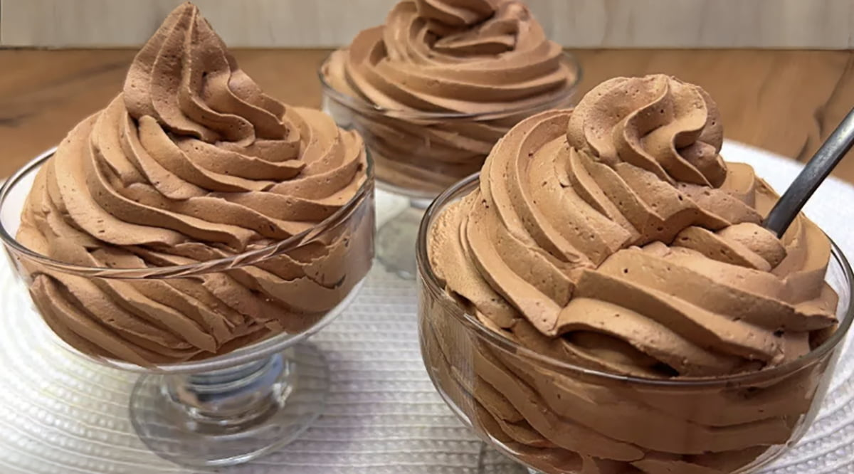 Această rețetă de spumă de ciocolată este o adevărată bijuterie! Doar câteva ingrediente simple!