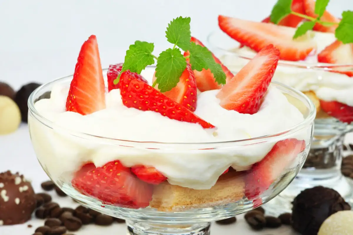 Rețetă de tiramisu cu căpșuni Raffaello, gata în 10 minute!