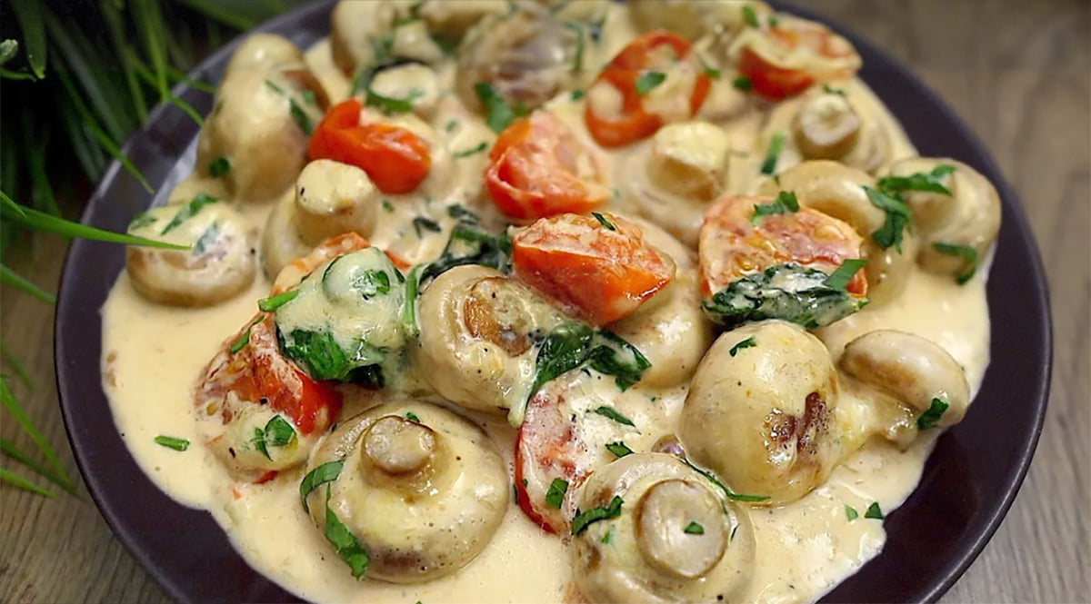 Ciuperci pane în sos de smântână cu roșii: Rețetă foarte simplă și gustoasă!