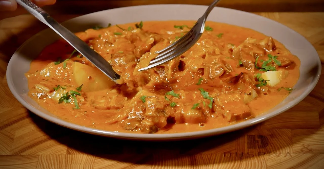 Gulaș transilvănean adevărat cu varză și smântână: REȚETĂ ca la bunica!