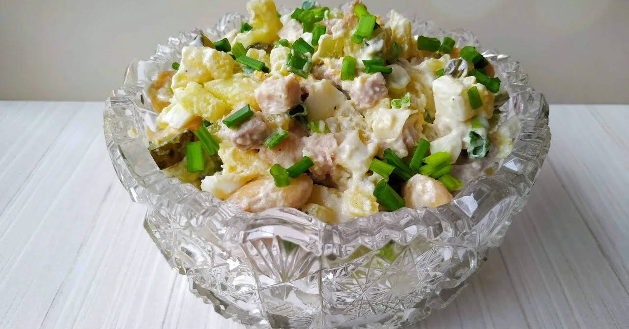 TOP RECEPT: Divin salată de fasole cu carne de porc – ușor și incredibil de gustos!