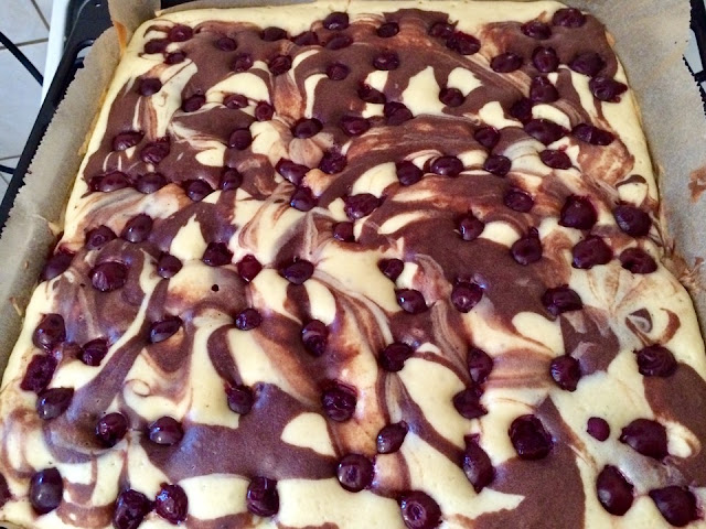 Prăjitură la tavă cu iaurt și fructe