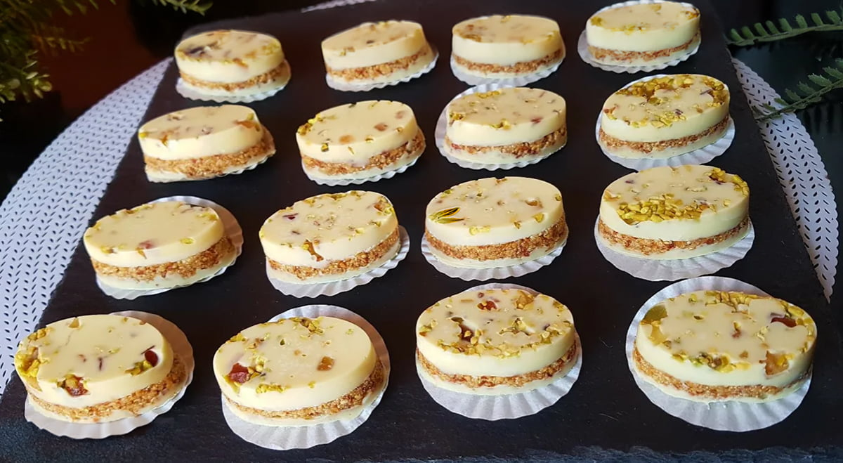 Deliciu cu arahide și fistic cu ciocolată albă: Desertul ideal pentru oaspeții tăi