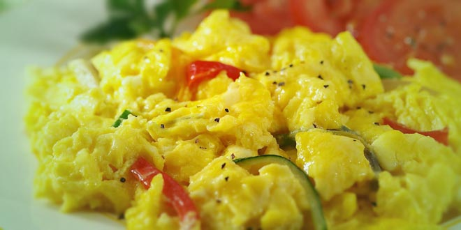 Ouă jumări cu bacon și leurdă.