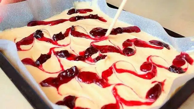 Rețetă Blitz Kirschkuchen: gata în cuptor în 10 minute!