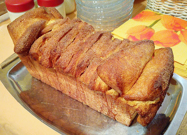 Oster Zupfbrot se traduit en roumain par « Oster Zupfbrot ».