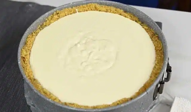 Tort cu quark, blat de biscuiți și căpșuni – rețetă