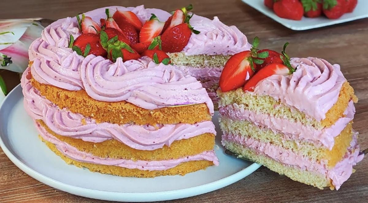 Tort regal cu căpșuni și cremă fină de smântână: Cel mai bun desert al acestei primăveri!