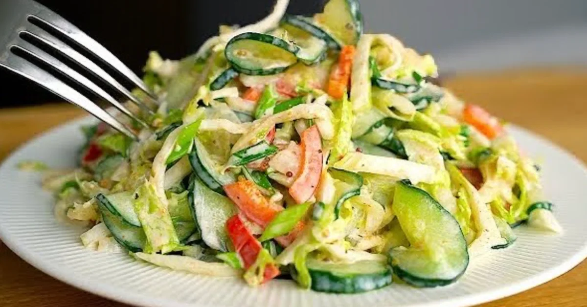 Cel mai bun salată de varză chineză: acest RECEPT cu dressing de iaurt o să-l adori!