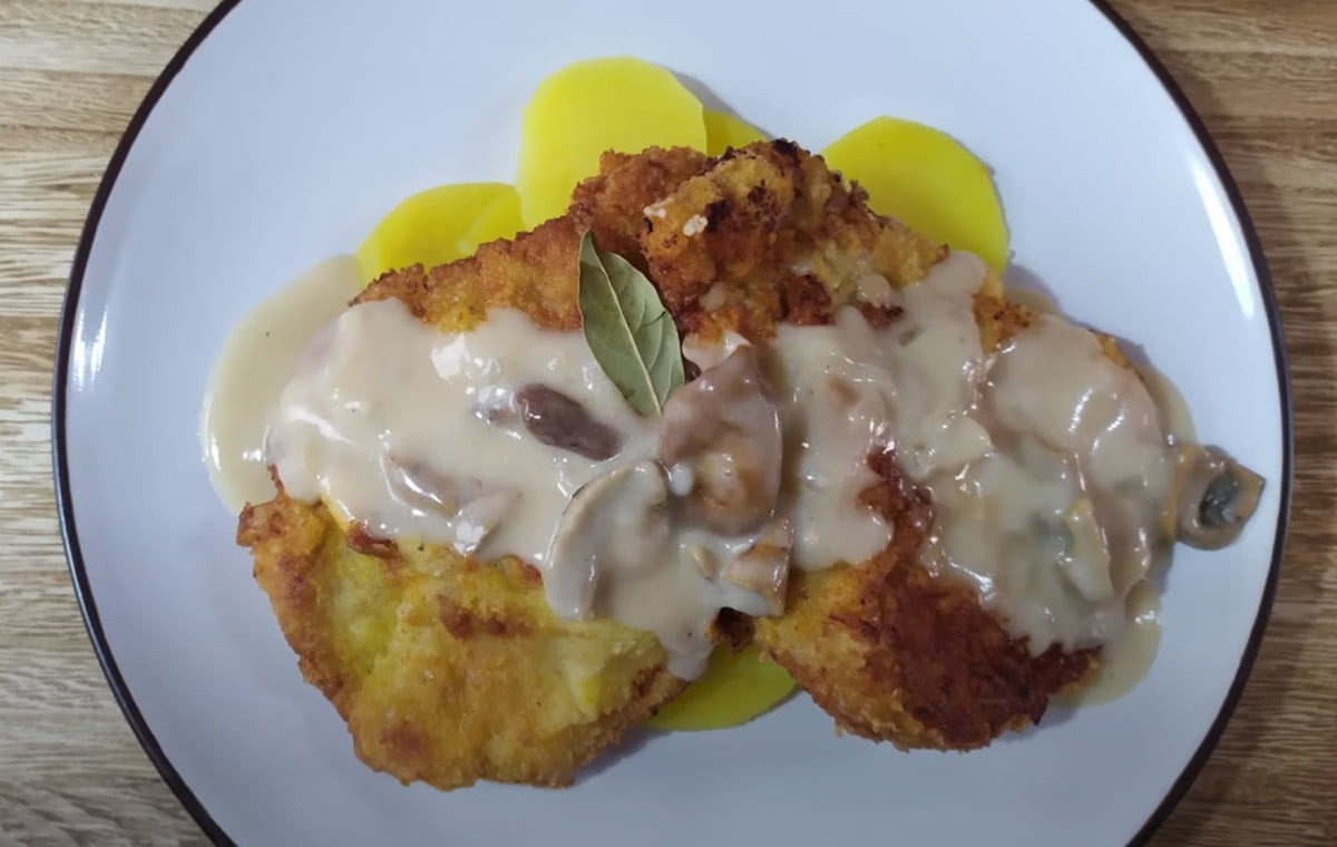 Șnițel pane cu sos de ciuperci Jägerschnitzel: Clasic al bucătăriei germane