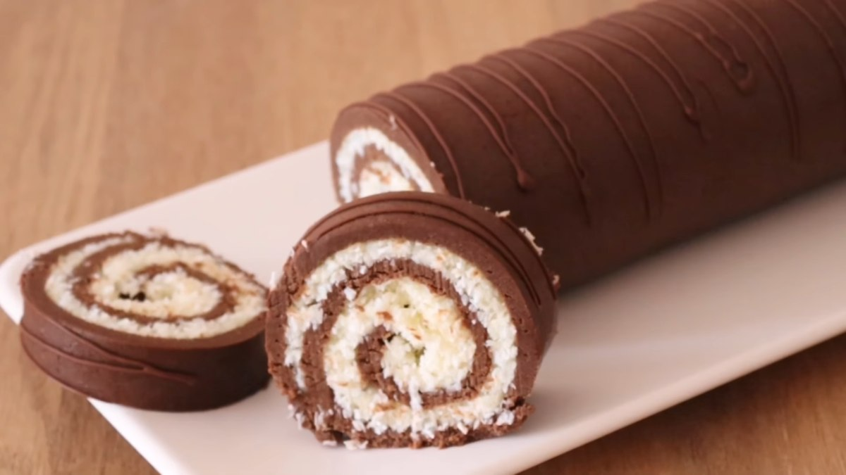 Fără coacere, doar bucurie pură: REȚETĂ pentru o rulada Bounty fantastică.