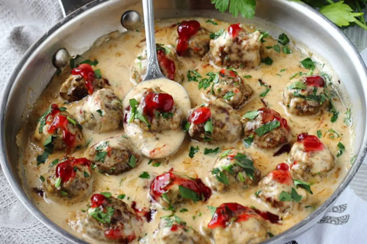 Chifteluțe în sos cremos de ciuperci – Rețetă