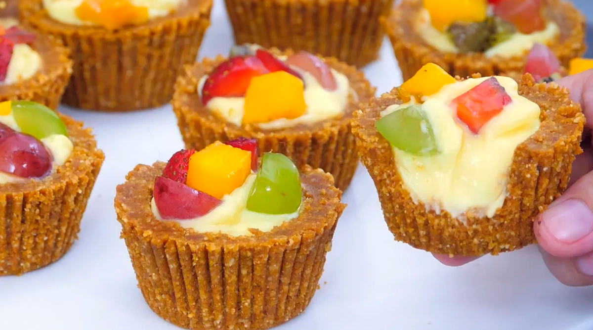 Brioșe de arahide fără coacere umplute cu cremă de budincă și fructe