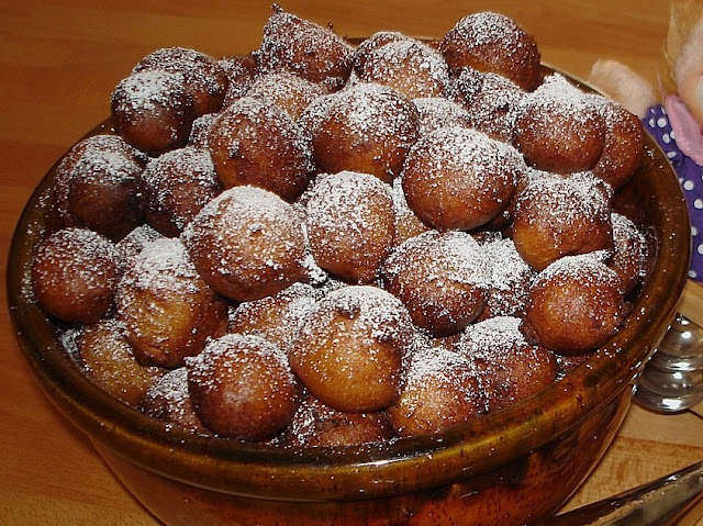 Omas Mutzen se traduit en roumain par **Prăjiturele de bunică**.