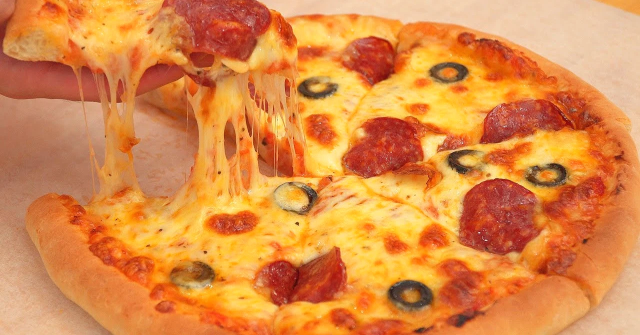 REȚETA DE TOP: Pizza de casă divină cu salam și cașcaval – ca la pizzerie!