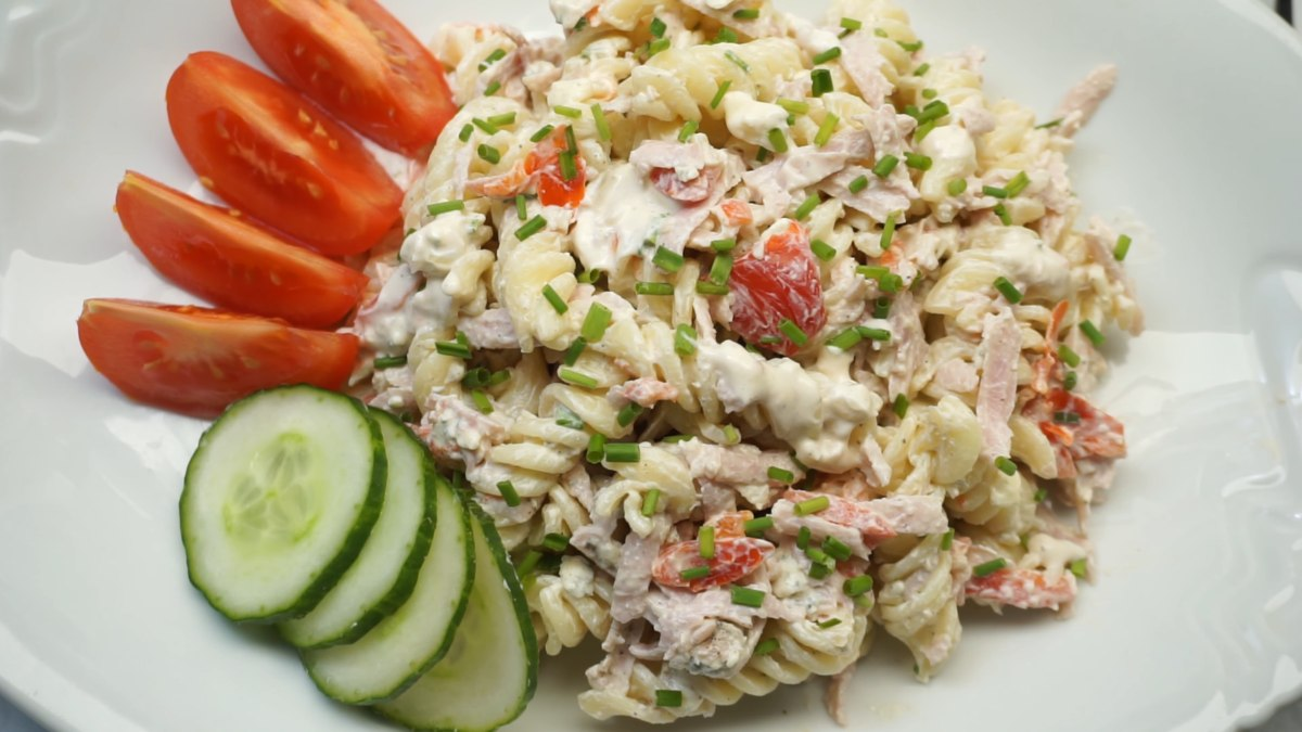 Salată de paste cu brânză Niva, șuncă și ardei – Această REȚETĂ este un HIT!