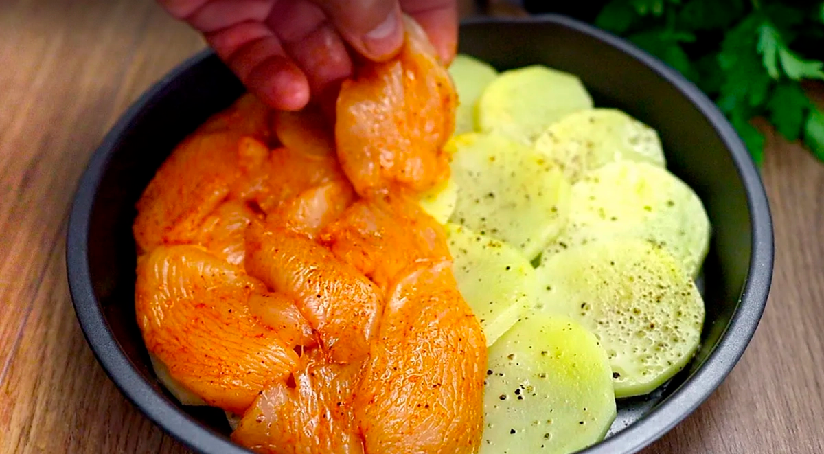 Rețetă foarte delicioasă de piept de pui la cuptor cu cartofi, cașcaval și roșii