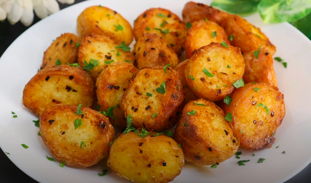 Cartofi cu usturoi perfect crocanți: încearcă această rețetă și o vei face mereu!