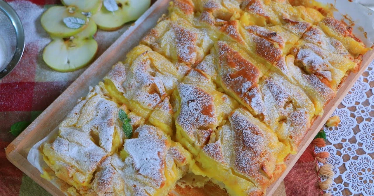 Prăjitură moale cu budincă și mere: REȚETĂ de desert ca la bunica!