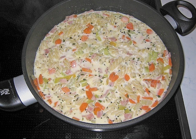 Tigaie de legume cu tăiței